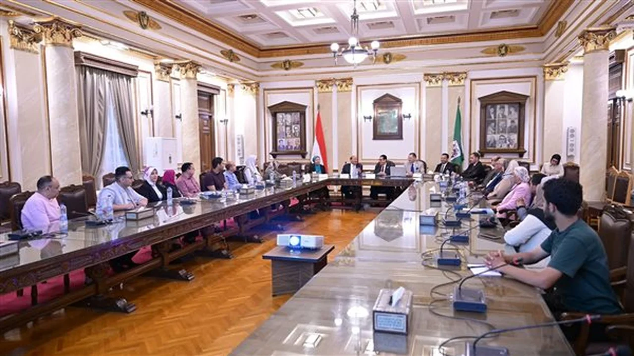 ندوة توعوية.. السفير هشام بدر يناقش الاقتصاد الأخضر بالجامعة